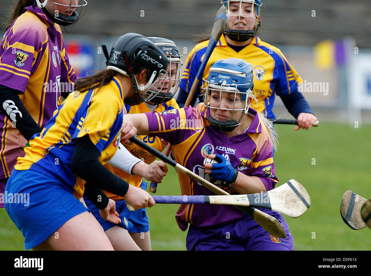 31.03.2013- Wexford GAA Park, Irlande (13) KATRINA PARROCK (Wexford) en action contre (20) LAURA McMAHON de Clare. Irish Daily Star Camogie National League Division 1 Banque D'Images