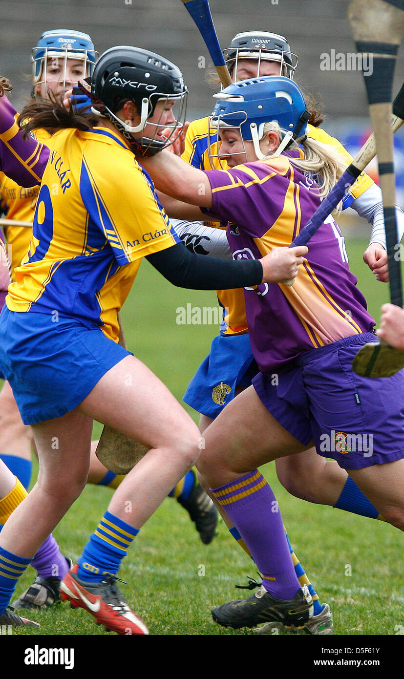 31.03.2013- Wexford GAA Park, Irlande (13) KATRINA PARROCK (Wexford) en action contre (9) ORLAITH DUGGAN de Clare. Irish Daily Star Camogie National League Division 1 Banque D'Images