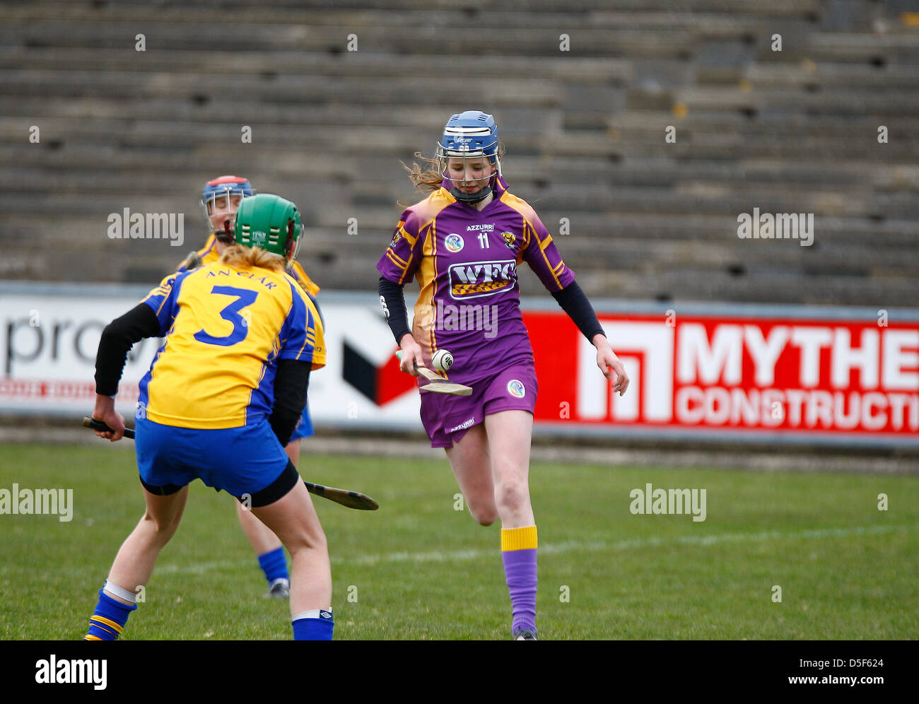 31.03.2013- Wexford GAA Park, Irlande (11) AINE LEACY (Wexford) en action contre (3) Marian O Brien de Clare. Irish Daily Star Camogie National League Division 1 Banque D'Images