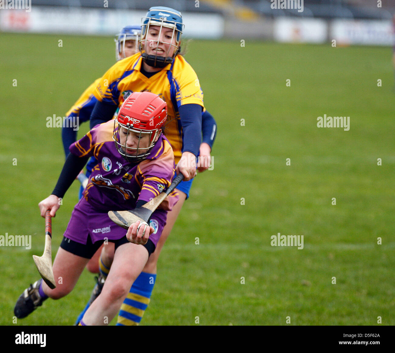 31.03.2013- Wexford GAA Park, Irlande (10) FIONA KAVANAGH (Wexford) en action contre (18) ROISIN McMAHON de Clare. Irish Daily Star Camogie National League Division 1 Banque D'Images