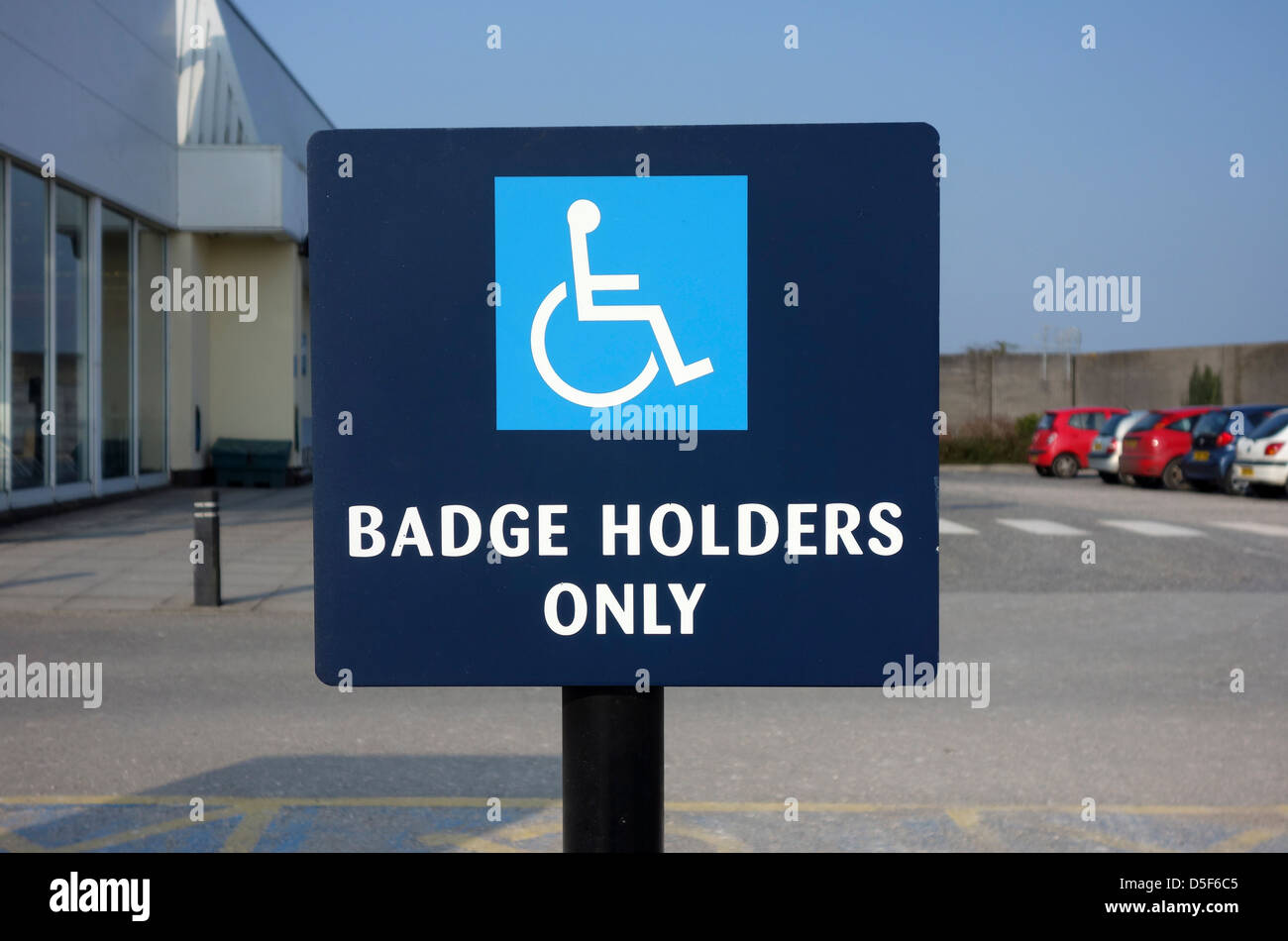 Un des conducteurs handicapés parking sign dans un supermarché Banque D'Images