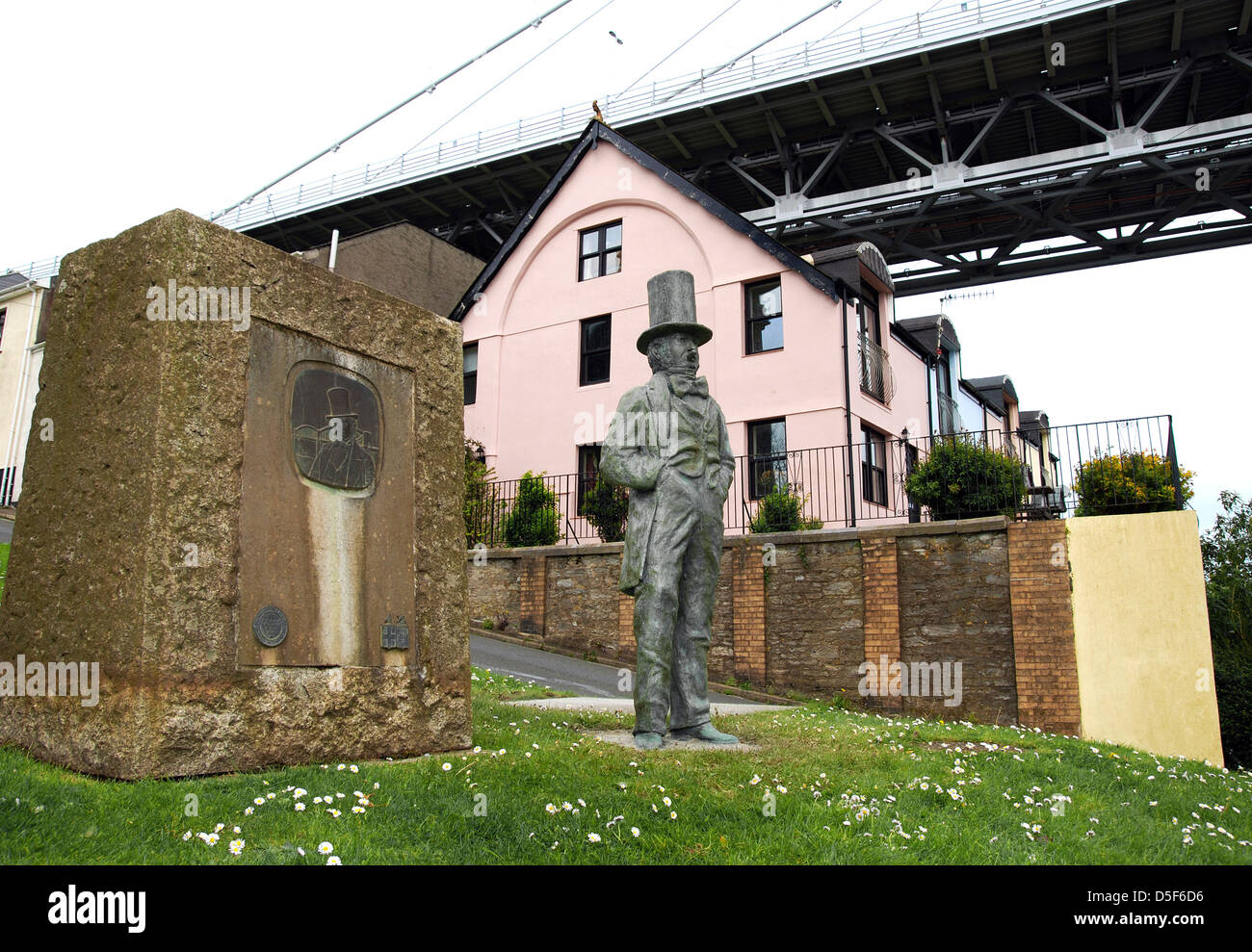 Une statue d'Isambard Kingdom Brunel sous le pont il a conçu qui enjambe la rivière Tamar de Saltash à Plymouth Banque D'Images