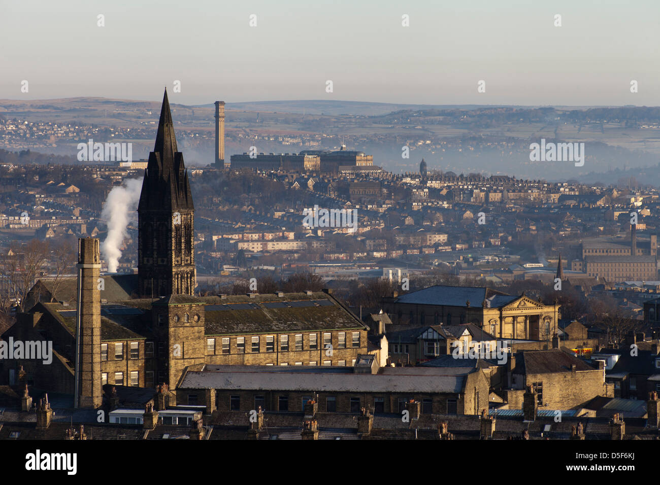 Tôt le matin, Misty vue sur great horton dans la ville de Bradford à lister mill de manningham Banque D'Images