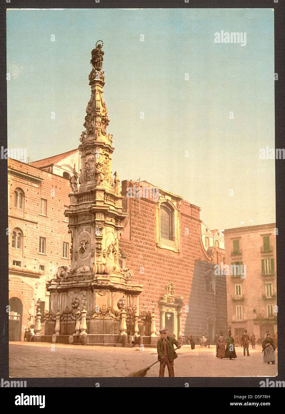 La colonne de la Vierge se dresse sur la Piazza Trinita' Maggiore à Naples, en Italie. Ce monument historique, situé au cœur de Naples, rend hommage à la Vierge Marie et est un élément important du paysage architectural de la ville. Banque D'Images