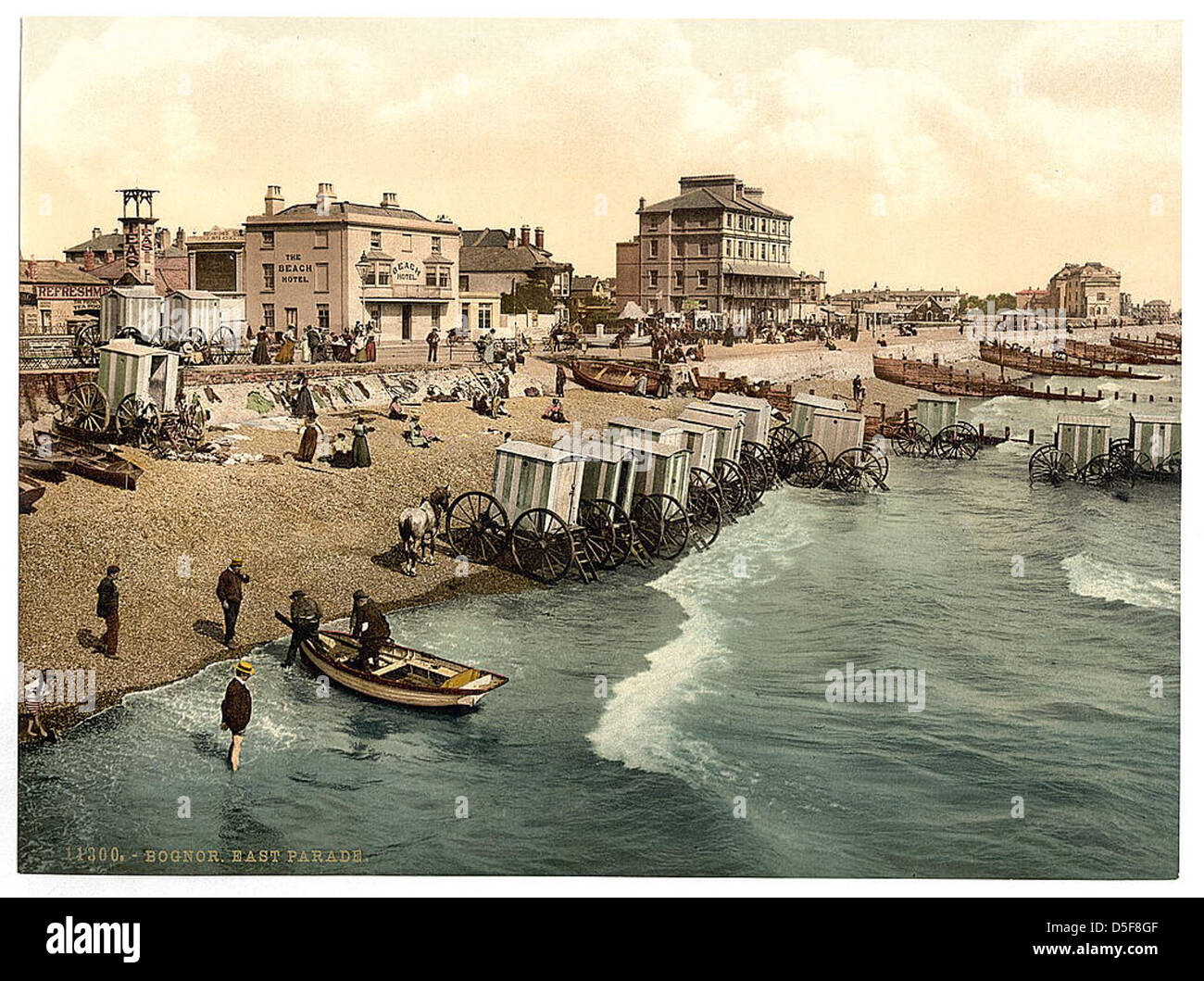 Une photographie en couleurs éclatantes de l'East Parade à Bognor, en Angleterre, prise entre 1890 et 1900, montrant les amateurs de plage et les bateaux dans la mer. L'image a été capturée à l'aide de la méthode d'impression photomécanique. Banque D'Images