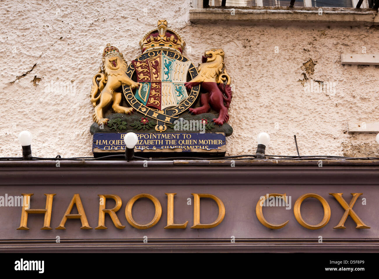 L'Angleterre, Berkshire, Windsor, Royal par nomination mandat bras au-dessus de Harold Cox's bijouterie Banque D'Images