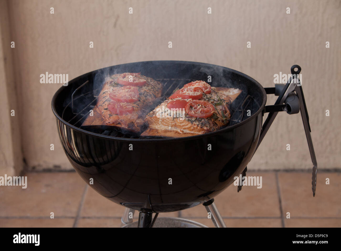 Filet de saumon, la cuisson à ceder bandes dans le barbecue côté Banque D'Images