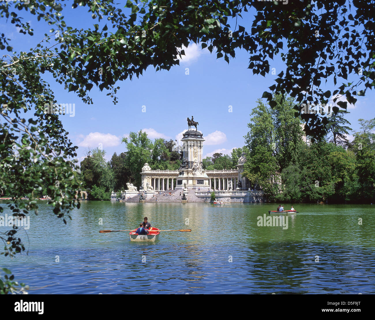 Monument au Roi Alphonse XII sur le Grand Étang d'El Retiro, Parque del Buen Retiro (Parc Buen Retiro), Centro, Madrid, Royaume d'Espagne Banque D'Images