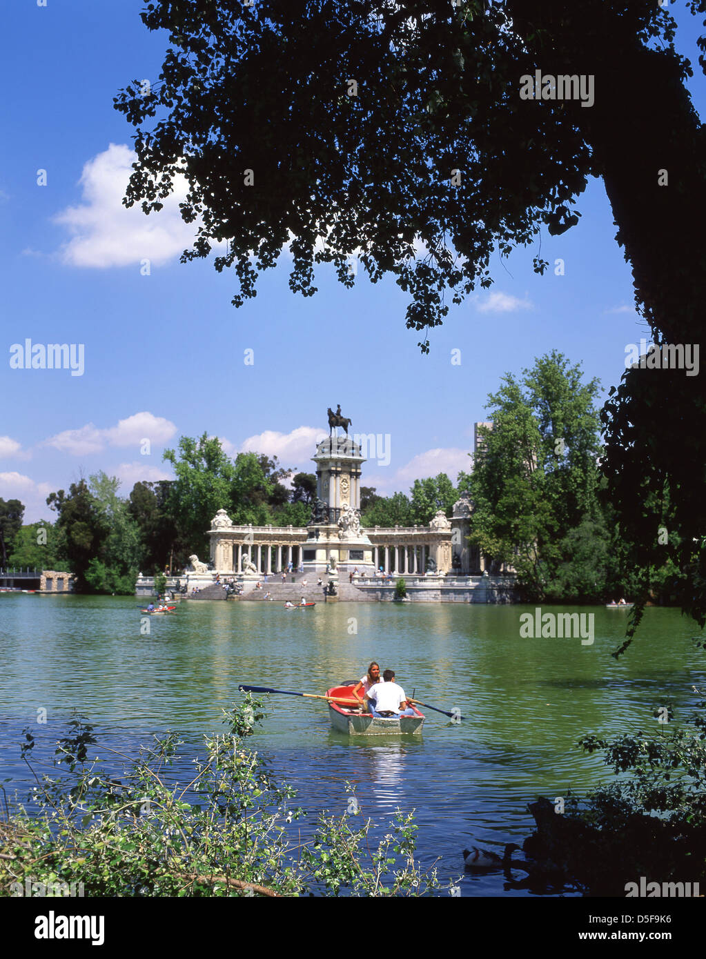 Monument au Roi Alphonse XII sur le Grand Étang d'El Retiro, Parque del Buen Retiro (Parc Buen Retiro), Centro, Madrid, Royaume d'Espagne Banque D'Images