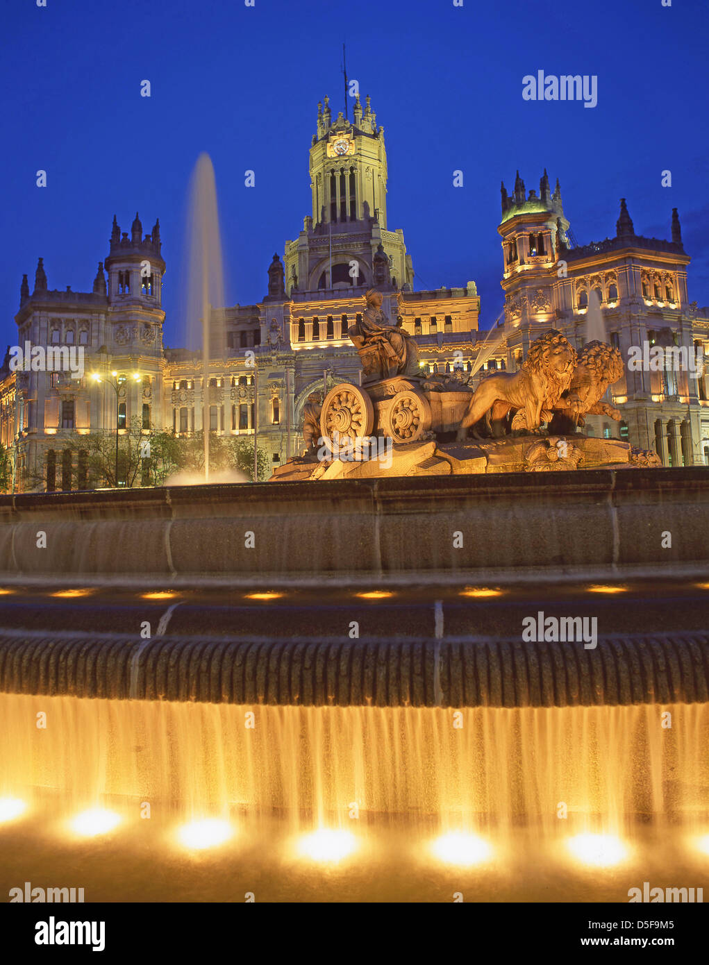 Fontaine de Cibeles et Palacio de Cibeles (Palais de Cibeles) au crépuscule, Plaza de Cibeles, Centro, Madrid, Royaume d'Espagne Banque D'Images