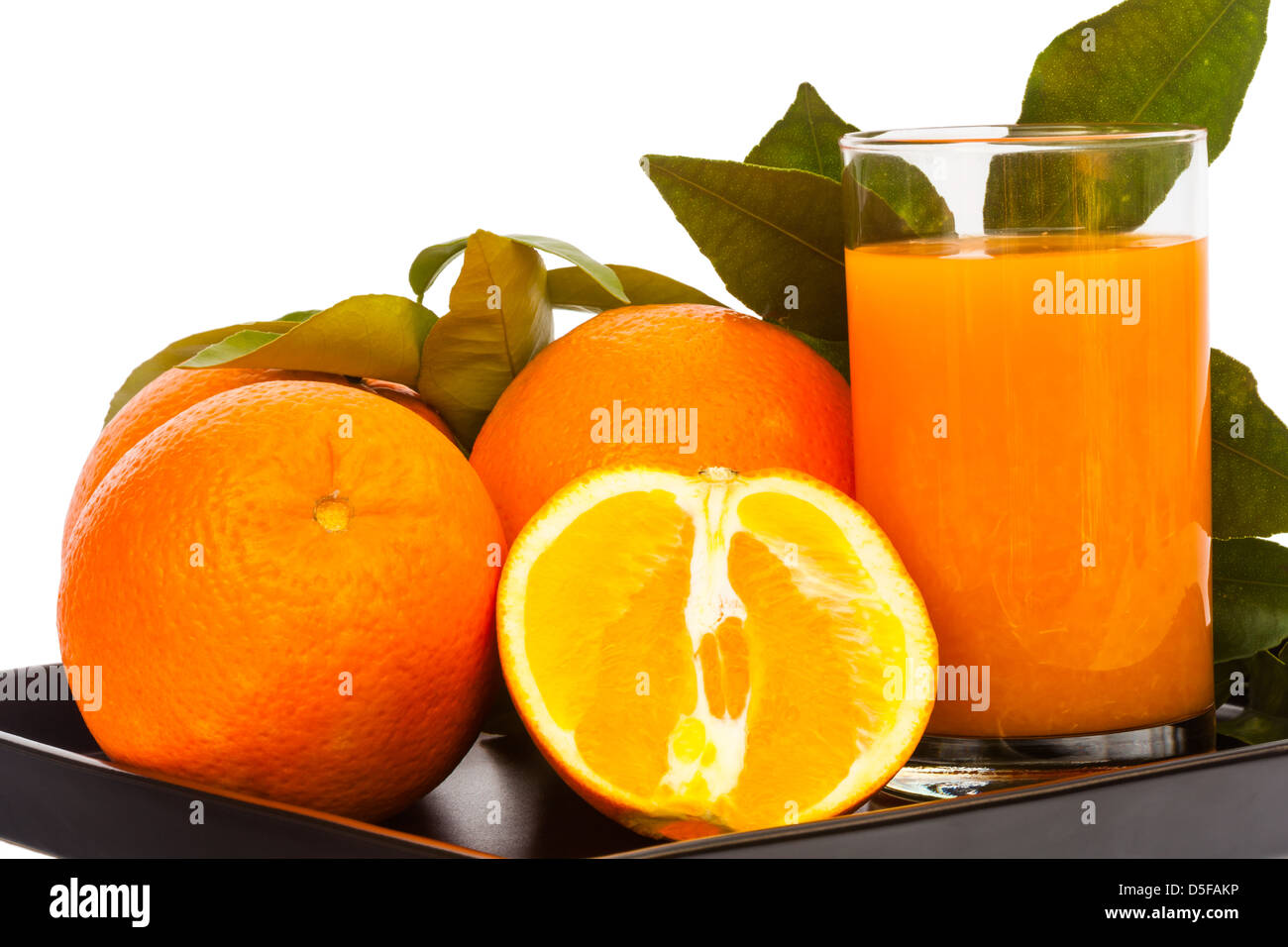 Orages et le jus d'orange sur la plaque au dos Banque D'Images