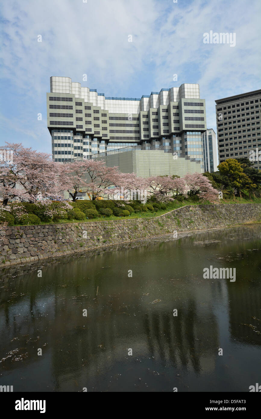 Le 1 avril 2013, Tokyo, Japon - non c'est pas un poisson d'avril. Maintenant, vous ne voyez pas ce qu'il y avait. Le Grand Prince Hotel Akasaka, ou mieux connu sous le nom de Akasaka Prince qui se dressait autrefois majestueusement la douve impériale au cœur de Tokyo, à peine conserve ce qu'elle permet de voir que le travail de démolition se poursuit au quartier résidentiel et commercial de la zone Akasaka le Lundi, Avril 1, 2013. Ouvert en 1955, l'hôtel de 39 étages est vanté une fois magnifique vue de nuit sur la capitale du pays a fermé le livre sur ses 55 ans d'histoire en juin 2011. Une fois que le bâtiment est totalement démolie, et de fer Banque D'Images