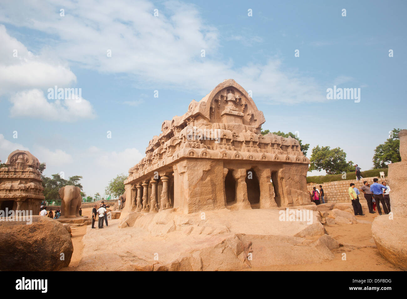 Les touristes à l'ancien temple de Pancha Rathas, Mahabalipuram, district de Kanchipuram, au Tamil Nadu, Inde Banque D'Images
