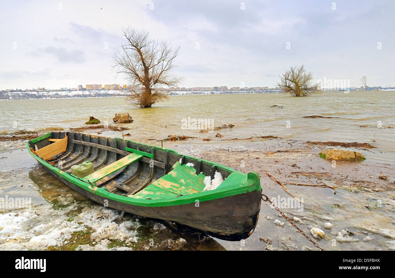 Bateau vert sur le Danube en hiver Banque D'Images