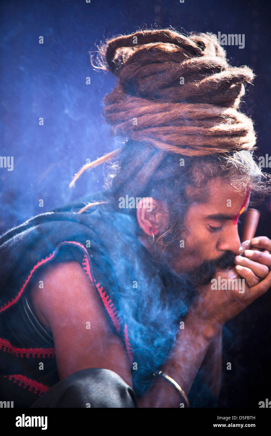 Fumer un Sadhu chilam Kumbha Mela, à Allahabad, Uttar Pradesh, Inde Banque D'Images