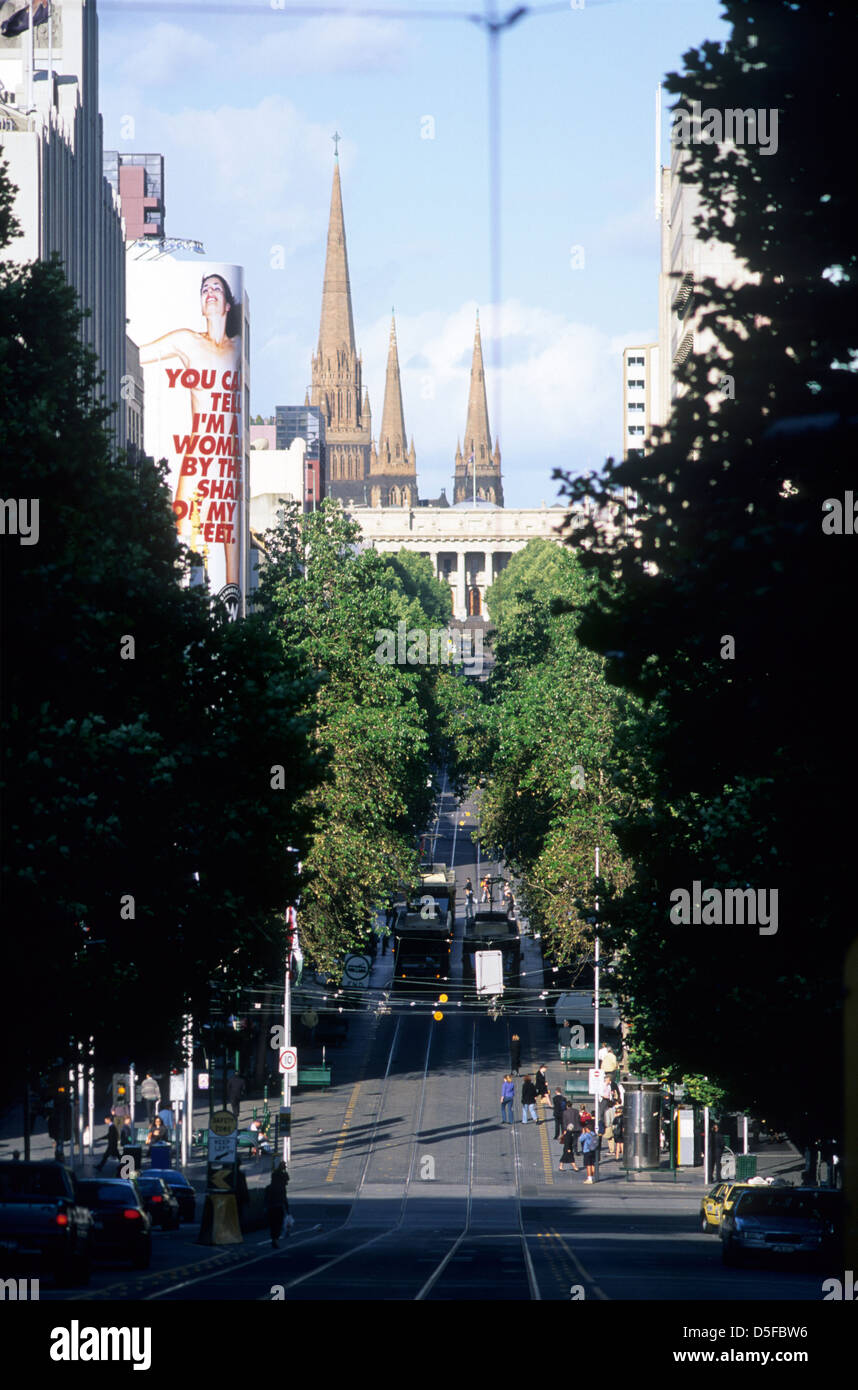 L'Australie, Victoria, Melbourne, à Bourke Street vers le bas à l'égard du Parlement et de la Cathédrale St Patrick. Banque D'Images