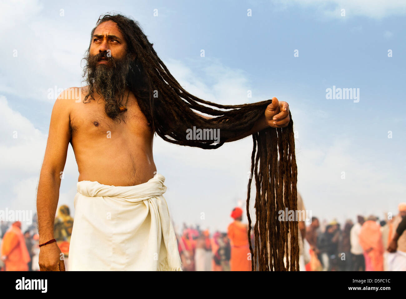 Sadhu holding ses dreadlocks durant la première baignoire royale procession en festival Kumbh Mela, Allahabad, Uttar Pradesh, Inde Banque D'Images