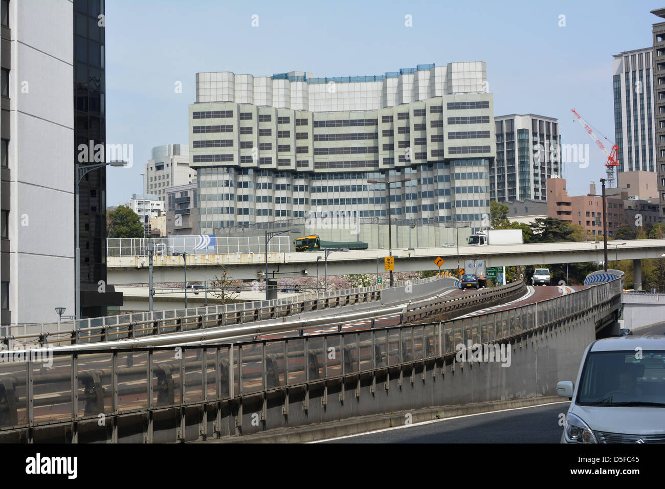 Le 1 avril 2013, Tokyo, Japon - non c'est pas un poisson d'avril. Maintenant, vous ne voyez pas ce qu'il y avait. Le Grand Prince Hotel Akasaka, ou mieux connu sous le nom de Akasaka Prince qui se dressait autrefois majestueusement la douve impériale au cœur de Tokyo, à peine conserve ce qu'elle permet de voir que le travail de démolition se poursuit au quartier résidentiel et commercial de la zone Akasaka le Lundi, Avril 1, 2013. Ouvert en 1955, l'hôtel de 39 étages est vanté une fois magnifique vue de nuit sur la capitale du pays a fermé le livre sur ses 55 ans d'histoire en juin 2011. Une fois que le bâtiment est totalement démolie, et de fer Banque D'Images