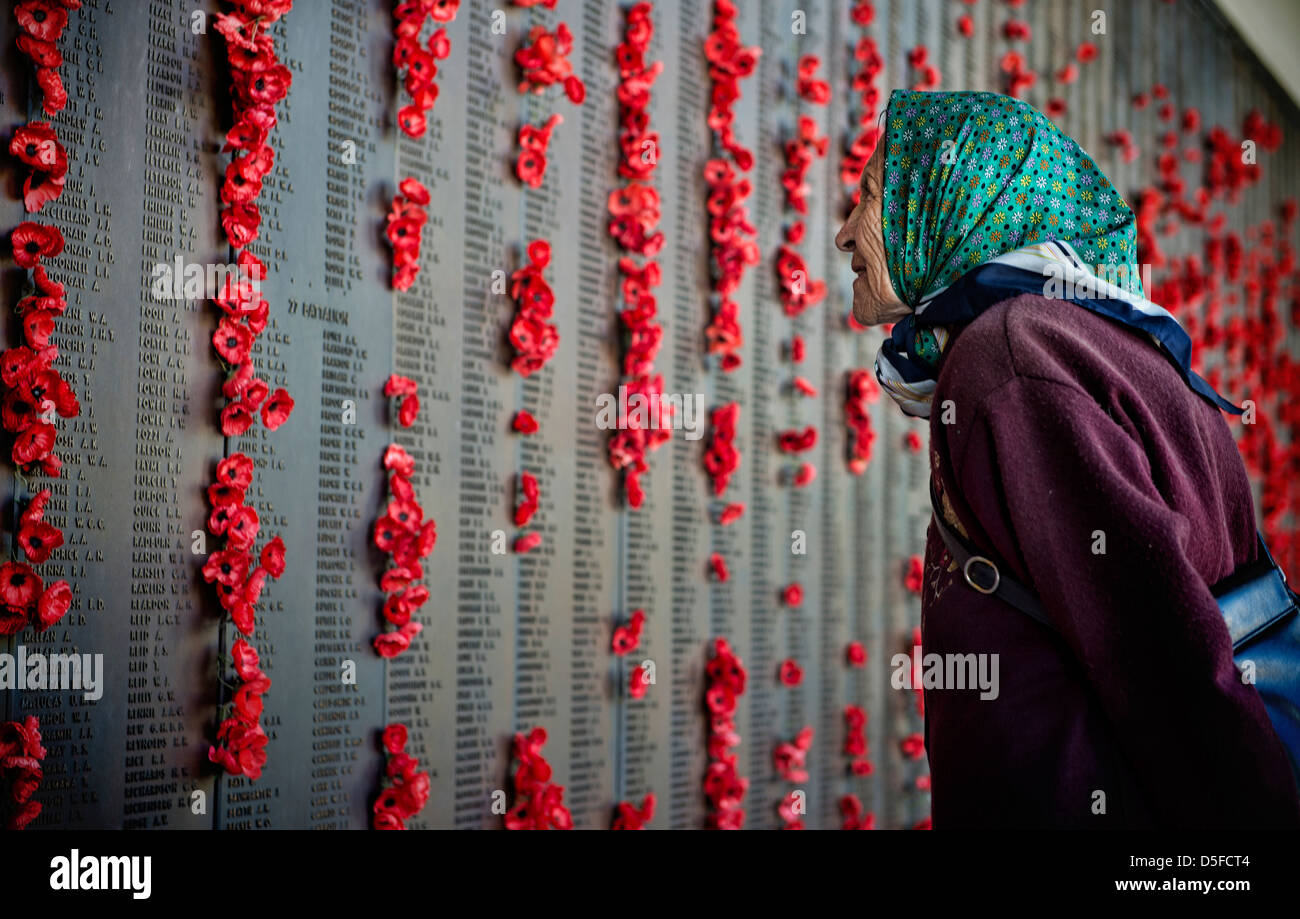 Veuve de guerre âgée se souvient de son mari au Monument commémoratif de guerre à Canberra, Australie Banque D'Images