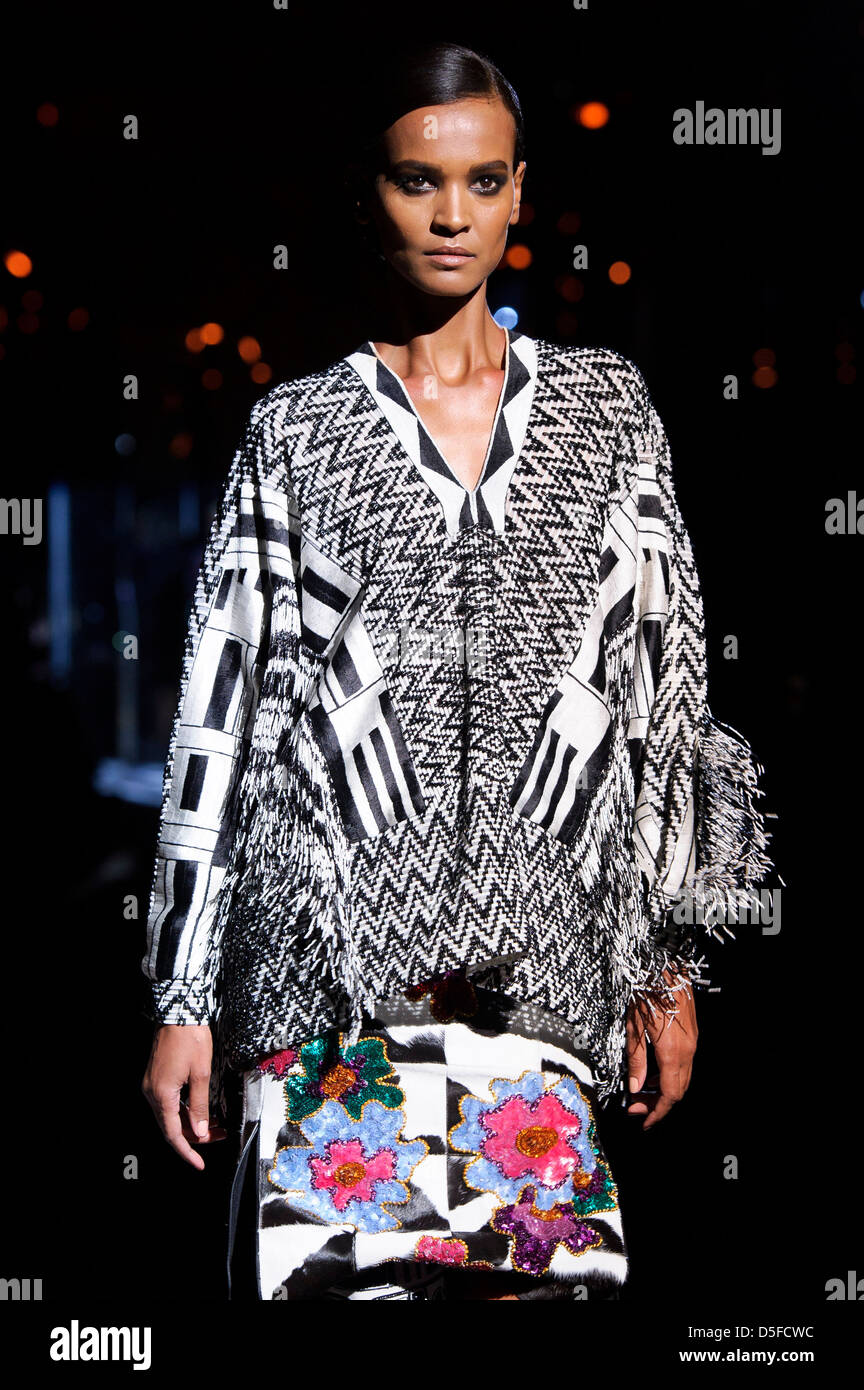 Un modèle porte un design de la collection Tom Ford lors de la London Fashion Week. Banque D'Images