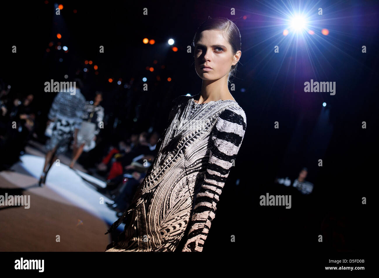 Un modèle porte un design de la collection Tom Ford lors de la London Fashion Week. Banque D'Images