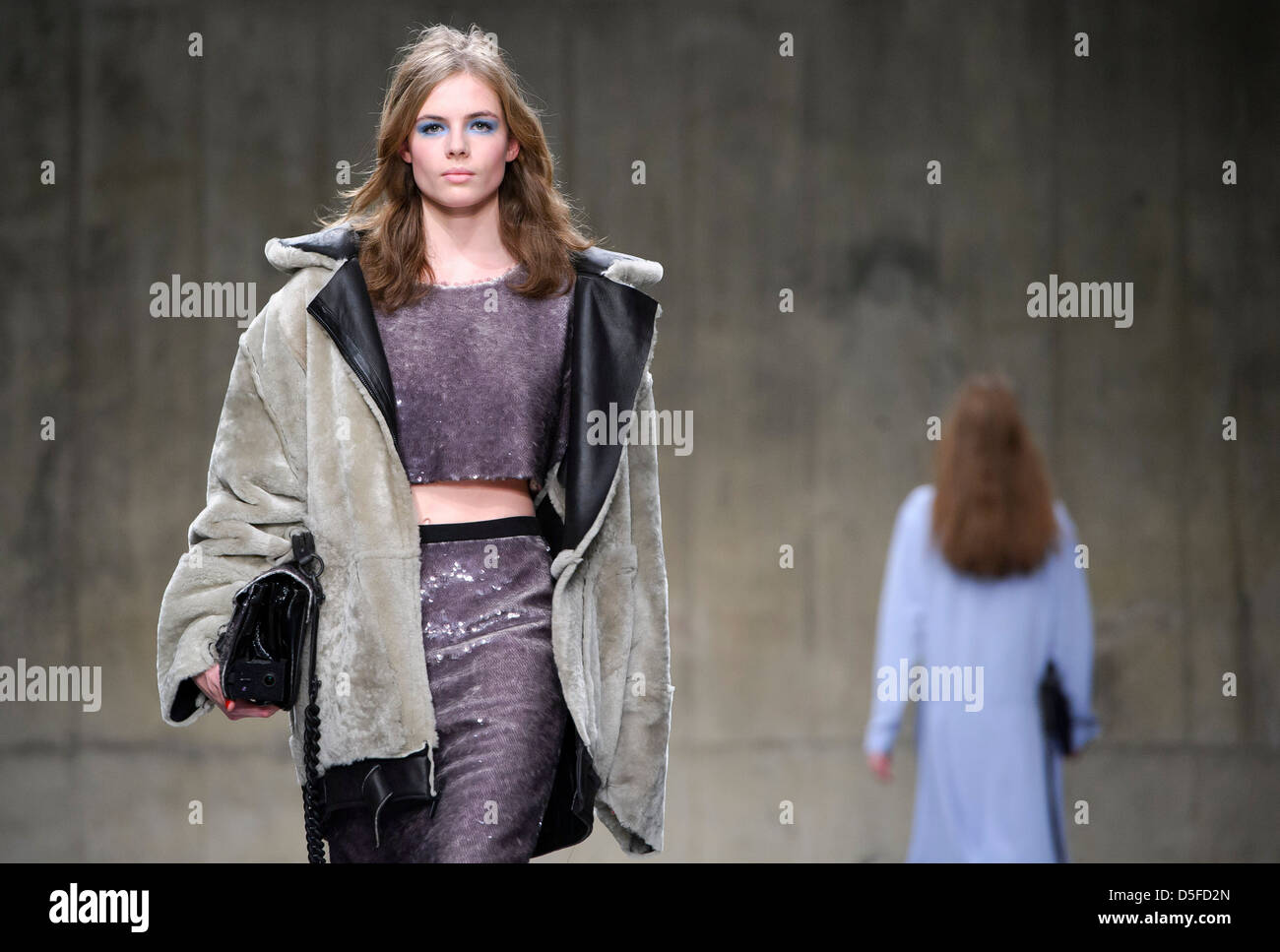 Un modèle porte une collection unique de la conception lors de la London Fashion Week. Banque D'Images