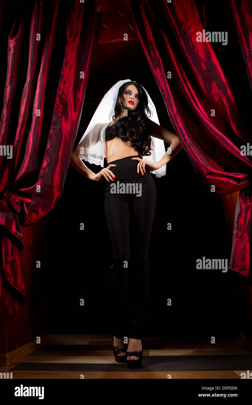 Concept : Halloween sexy lady vampire sur rideau rouge Banque D'Images
