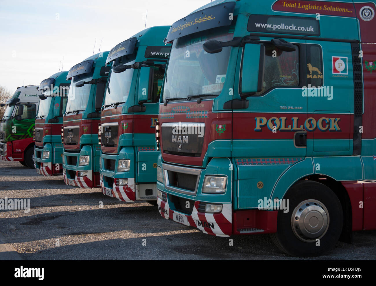 MAN TGX XXL avec unités de tracteur à cabine Lorry Park, Carnforth, Lancashire, UK   Pollock flotte de transport Banque D'Images