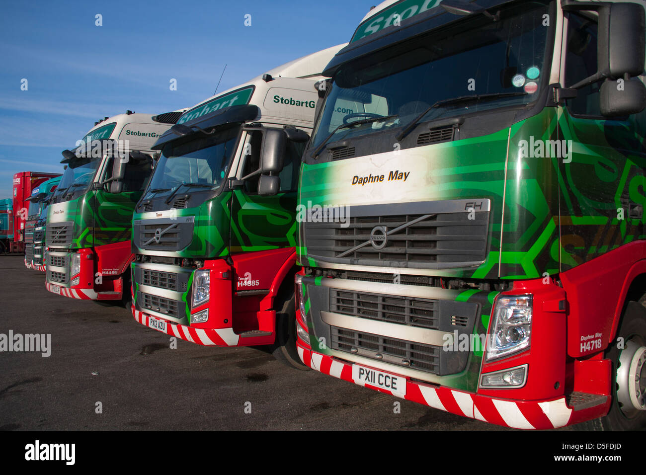 Volvo FH FM logistique transport Eddie Stobart VHG garé à la station service dans Carnorth, Lancashire, UK Banque D'Images