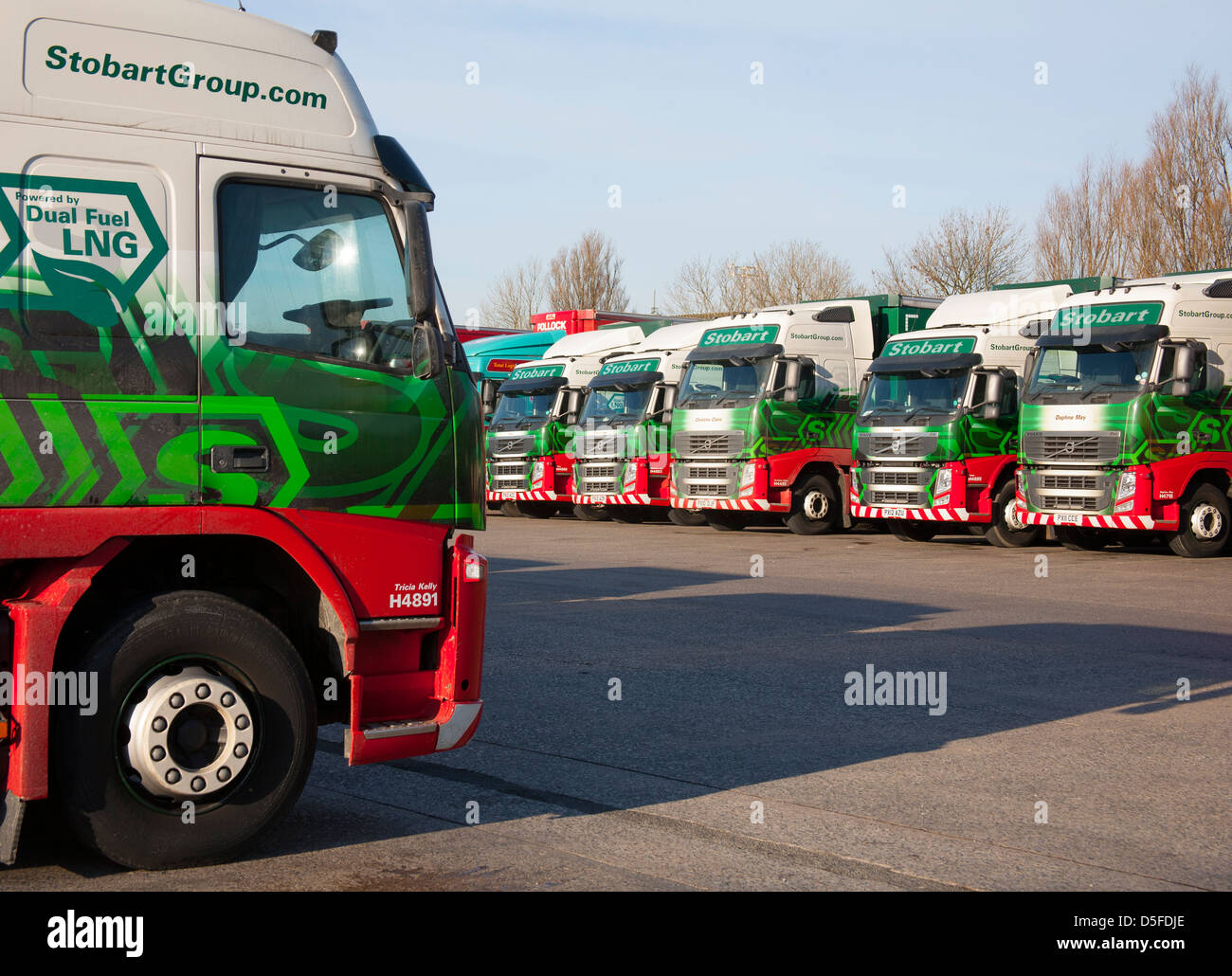Volvo FH FM transport logistique. Eddie Stobart HGV garée à la station service de Carnforth, Lancashire, Royaume-Uni Banque D'Images