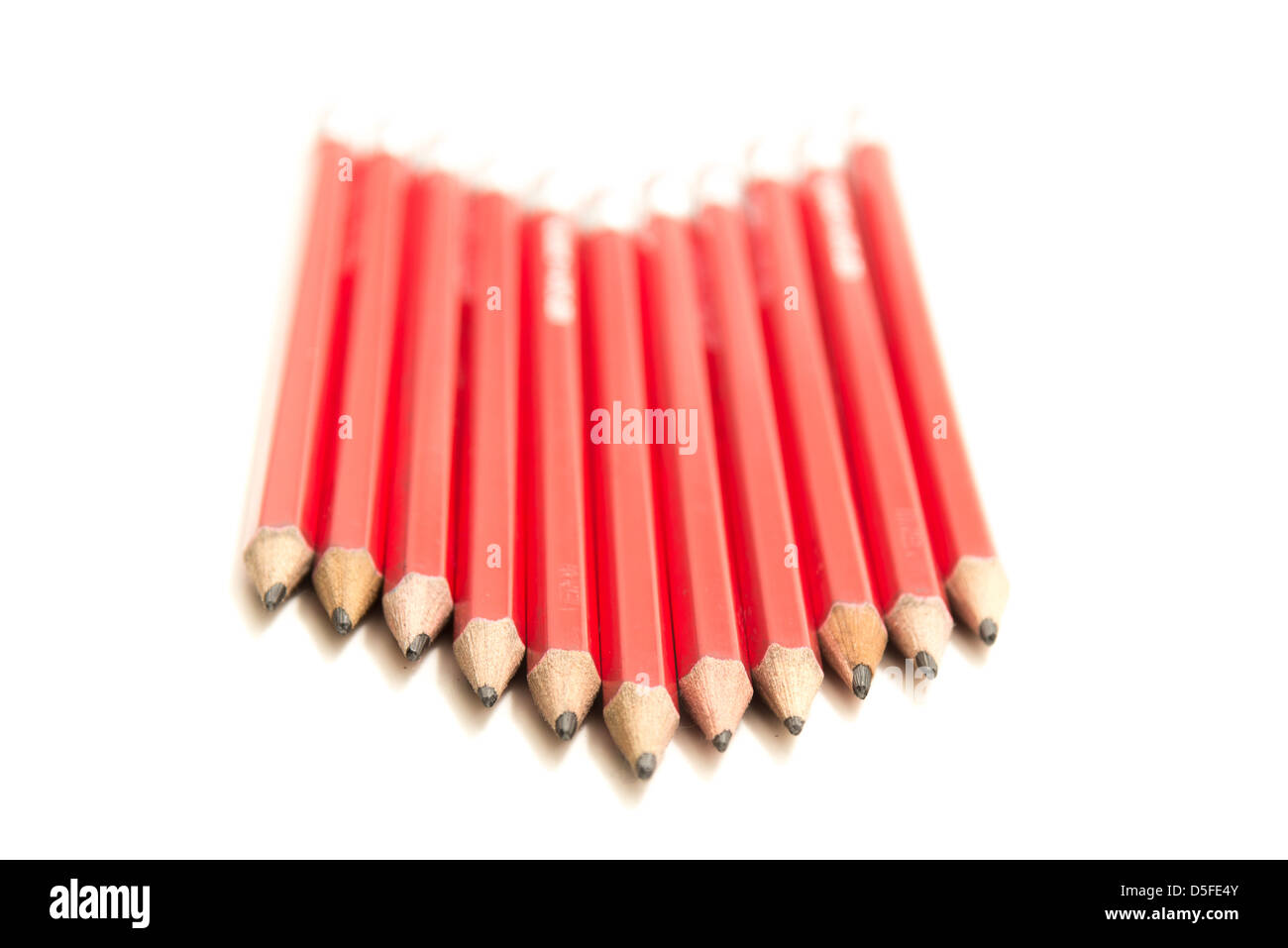 Rangée de crayons de couleur rouge normal façonné en une flèche Banque D'Images