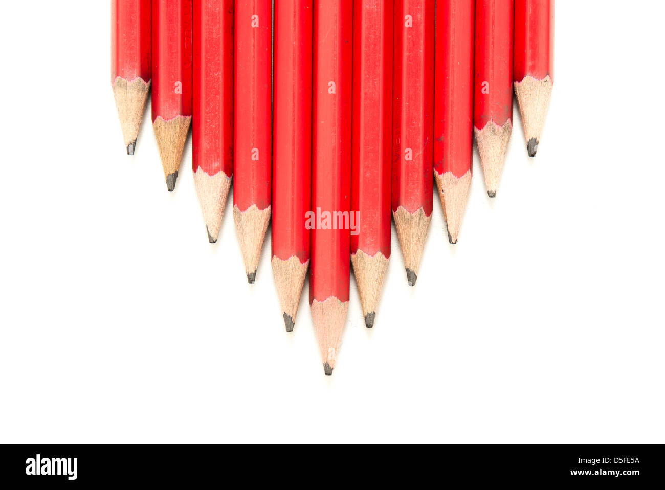 Rangée de crayons de couleur rouge normal façonné en une flèche Banque D'Images