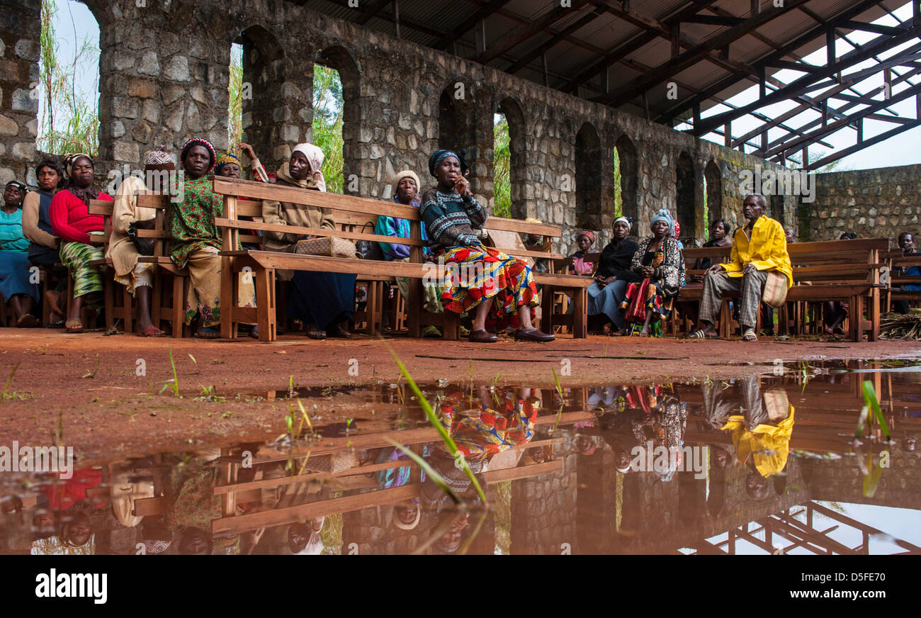 Les veuves d'Afrique dans une église à moitié construite près de Bamenda (Cameroun Banque D'Images