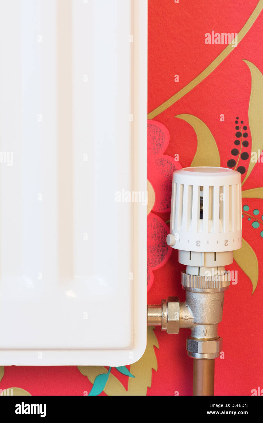 Le radiateur et la vanne de radiateur thermostatique sur un système de chauffage central domestique. Banque D'Images