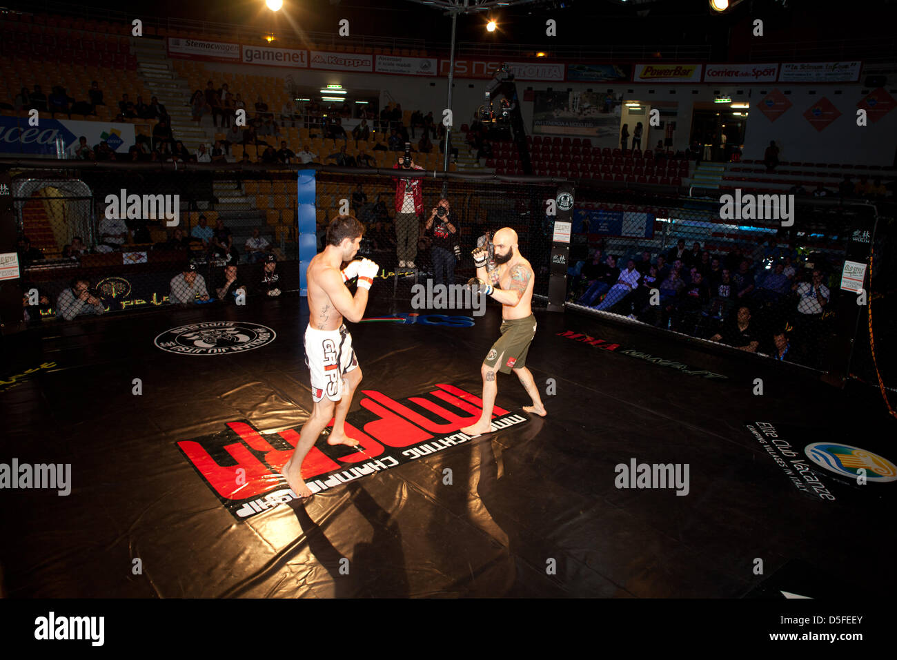 MMA PÉRATIVEMENT Fighting Championship 2013 Rome, le match entre Rafael Torres (Stabile Team) et Giuliano Pennese (Hung Mun) 70kg. Banque D'Images