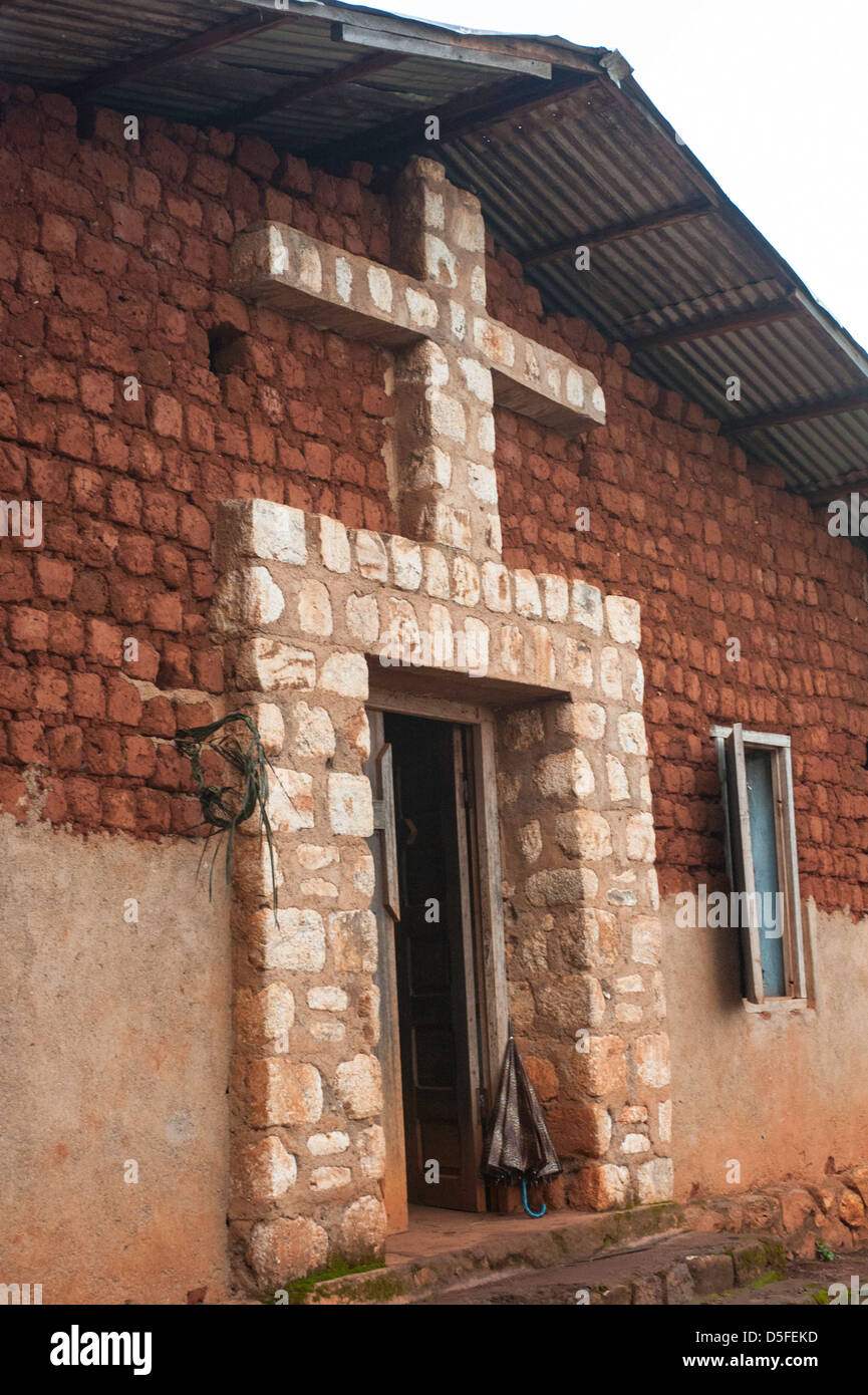 L'église en pierre avec croix près de Bamenda (Cameroun Banque D'Images