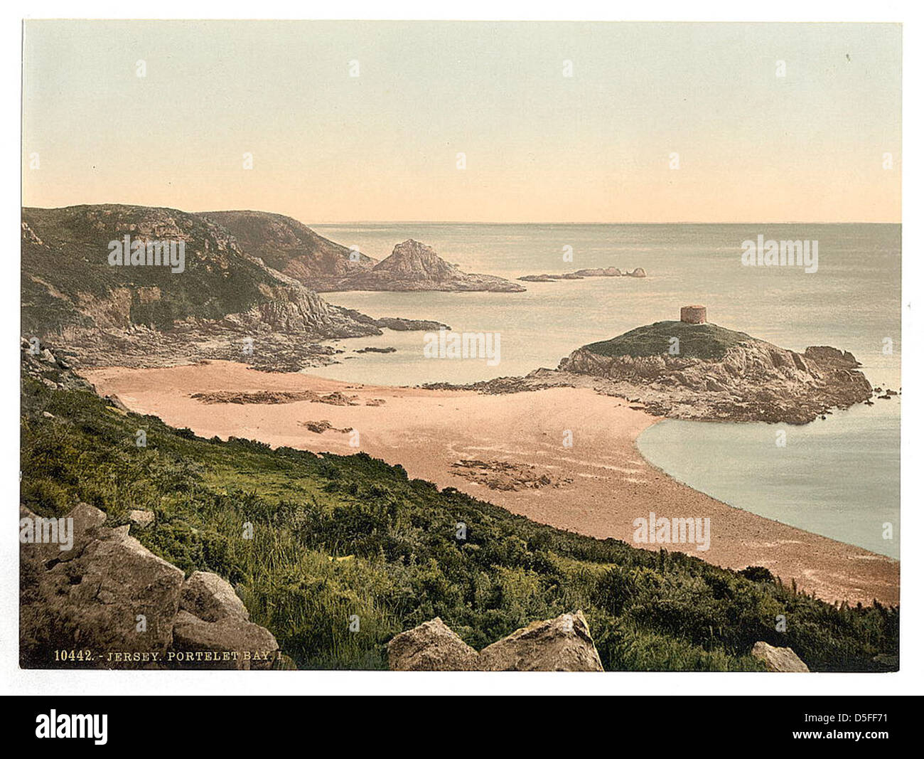 Une vue sereine de Portelet Bay à Jersey, îles Anglo-Normandes, avec le paysage naturel de la baie. L'image met en valeur la beauté côtière de cette région insulaire britannique. Banque D'Images