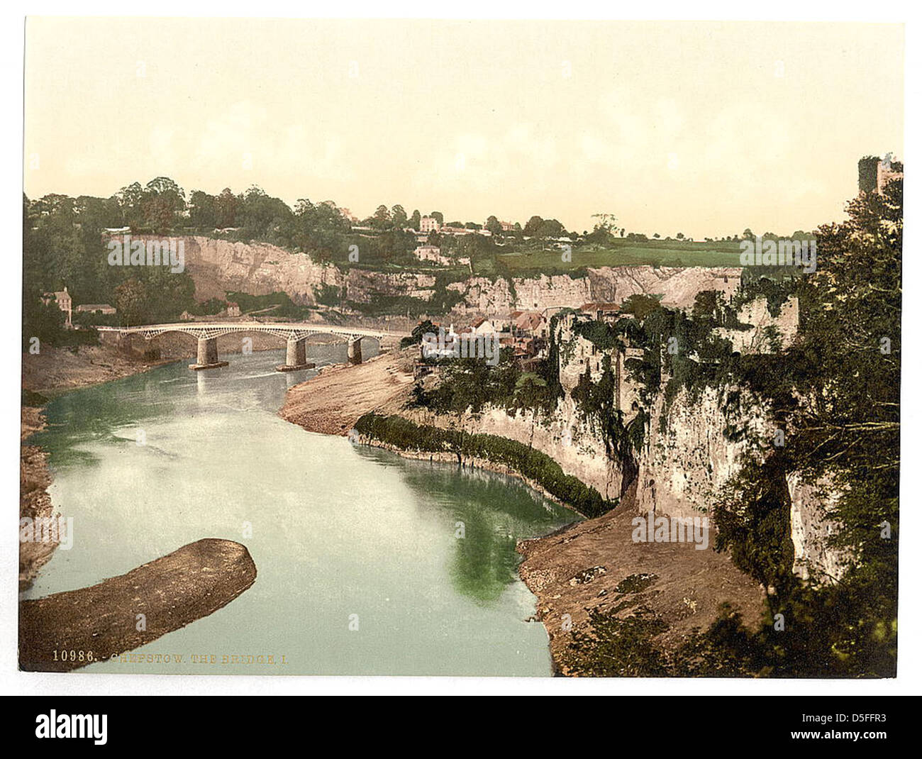 Une image historique du pont de Chepstow, au pays de Galles, capturant les caractéristiques architecturales de la structure. Connu pour son importance historique, le pont relie différentes parties de la ville et a été un site important pour le transport dans la région. Banque D'Images