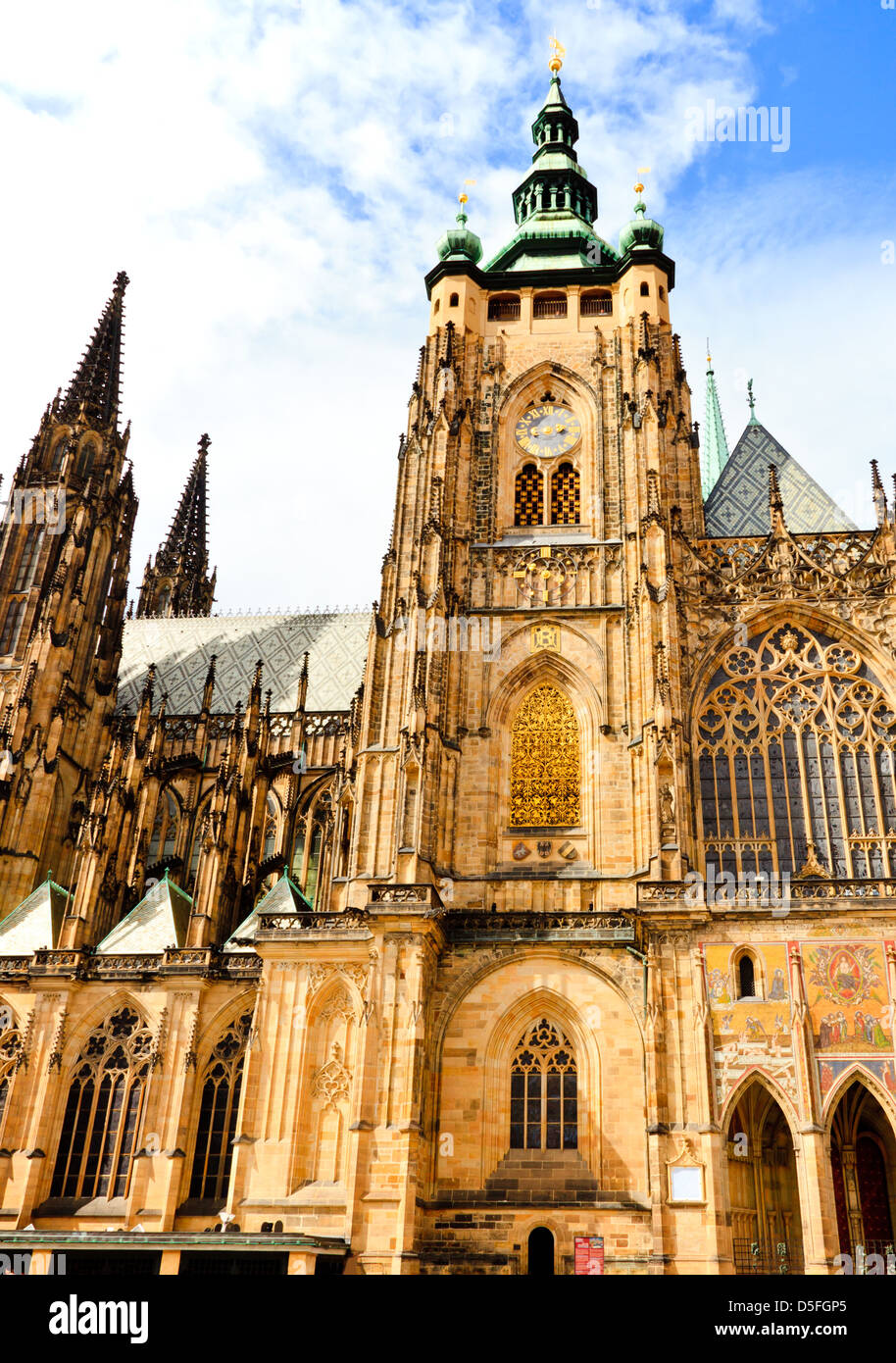 La Cathédrale St Vitus avec fenêtre d'or, Prague, République tchèque Banque D'Images