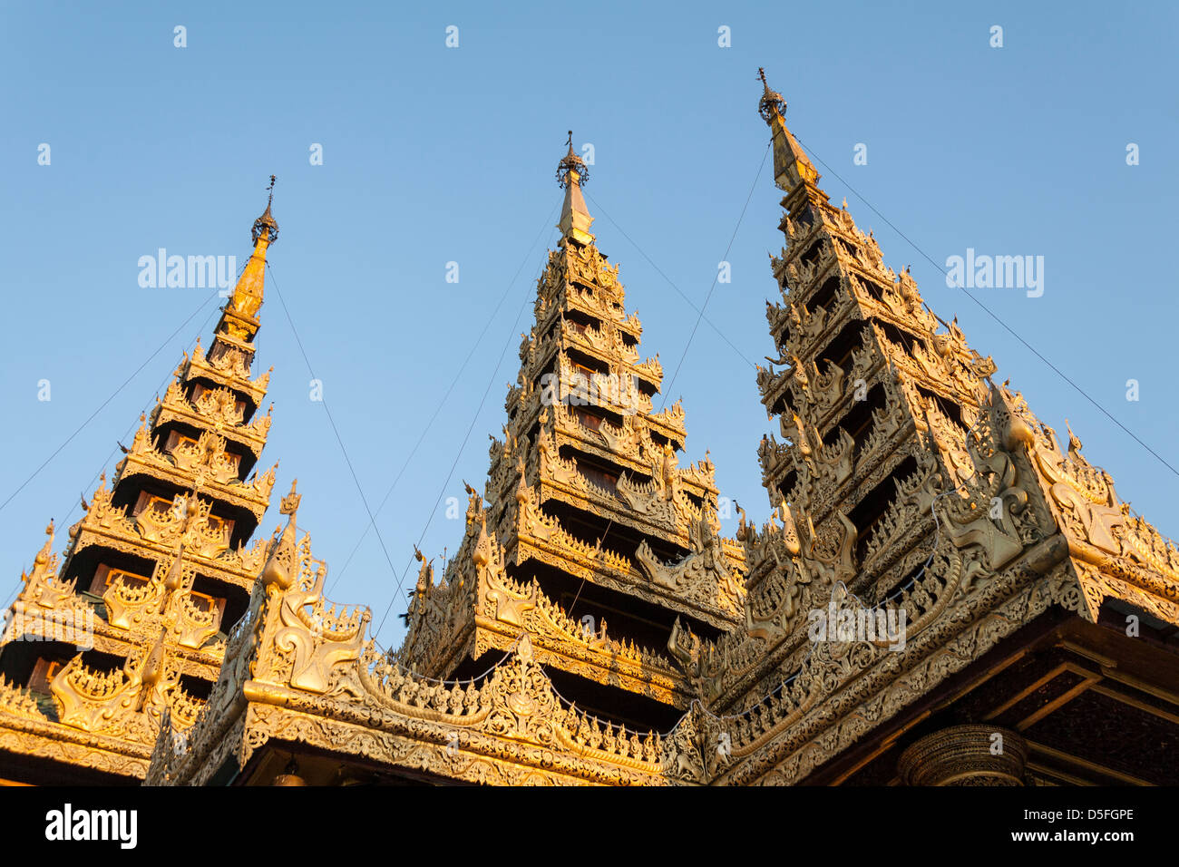 Toit orné d'une salle de prière à la pagode Shwedagon à Yangon (Rangoon), le Myanmar (Birmanie), Banque D'Images