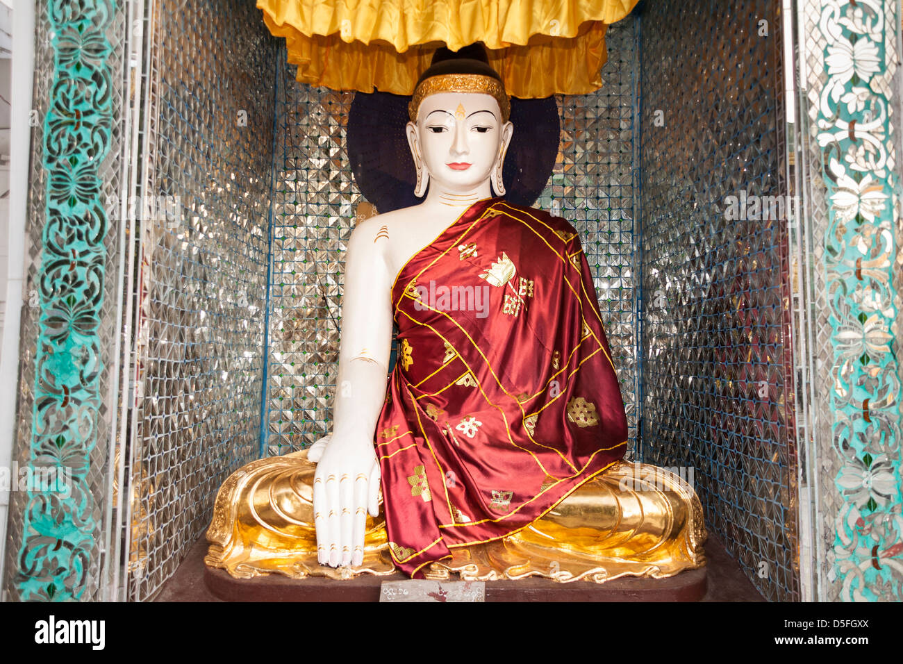 Une statue de Bouddha à la pagode Shwedagon à Yangon (Rangoon), le Myanmar (Birmanie), Banque D'Images