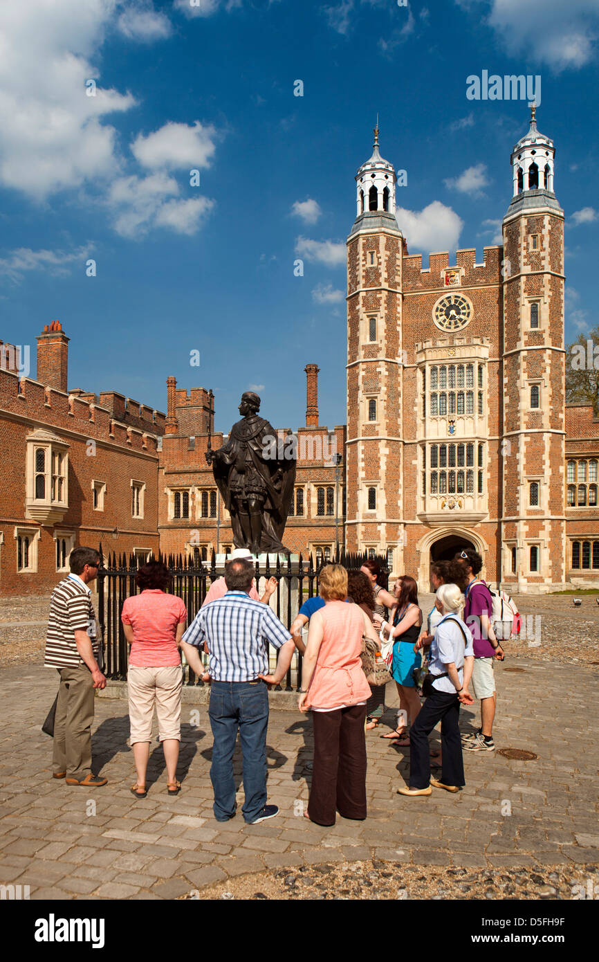 L'Angleterre, Berkshire, Eton College, Bureau d' partie de visiteurs par statue de Henry VI par Lupton's Tower Banque D'Images