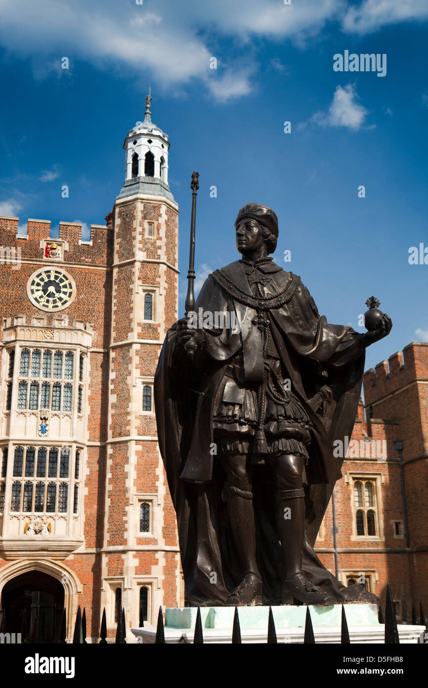 L'Angleterre, Berkshire, Eton College, 1719 fondateur statue de Henry VI en robes rayées par Francis Bird Banque D'Images