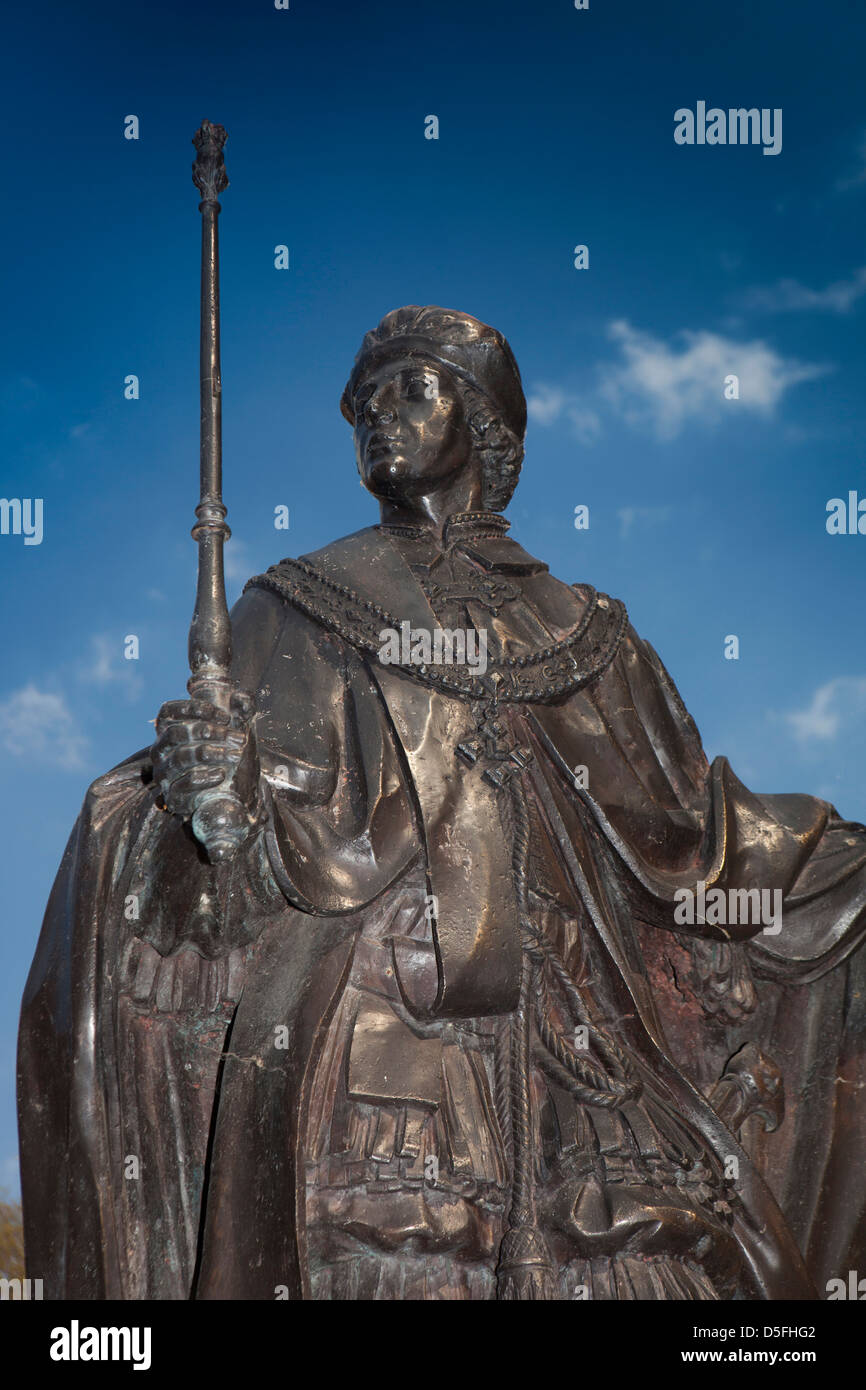 L'Angleterre, Berkshire, Eton College, 1719 fondateur statue de Henry VI en robes rayées par Francis Bird Banque D'Images