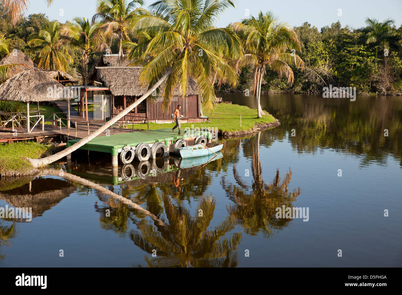L'humeur du matin à Villa Guamá, petit hôtel conçu pour ressembler à un village indien sur pilotis dans l'eau près de Boca de Guama, Banque D'Images
