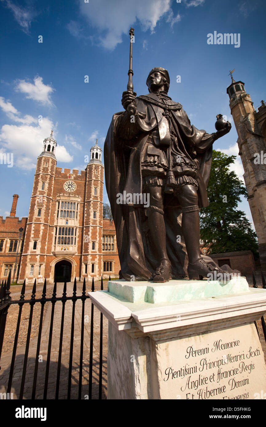 L'Angleterre, Berkshire, Eton College, statue de Henry VI en face de Lupton's Tower Banque D'Images
