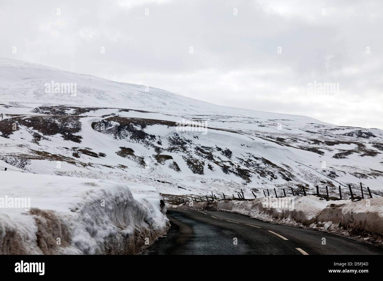 Le Yorkshire, UK. 1er avril 2013. La neige et les glaçons qui dominent toujours le paysage des Yorkshire Dales. Les routes sont encore peu praticable dans les lieux en raison de la neige est poussée jusqu'à un côté qui commence à se détacher et tomber dans le road Crédit : Paul Thompson/Alamy Live News Banque D'Images