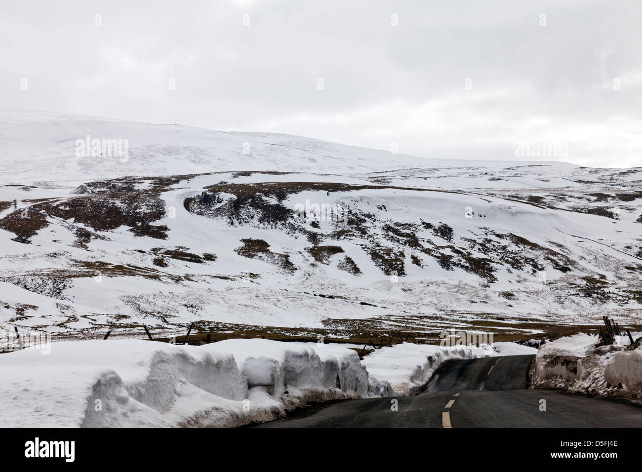 Le Yorkshire, UK. 1er avril 2013. La neige et les glaçons qui dominent toujours le paysage des Yorkshire Dales. Les routes sont encore peu praticable dans les lieux en raison de la neige est poussée jusqu'à un côté qui commence à se détacher et tomber dans le road Crédit : Paul Thompson/Alamy Live News Banque D'Images