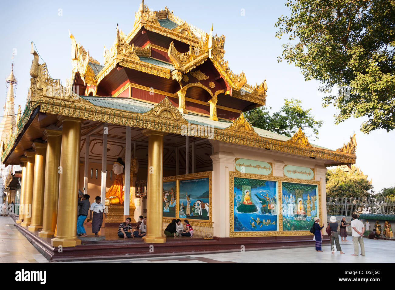 Une salle de prière à la pagode Shwedagon à Yangon (Rangoon), le Myanmar (Birmanie), Banque D'Images