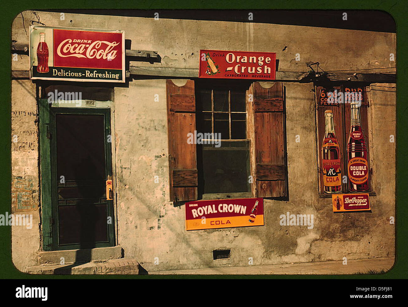 Cette publicité des années 1940 de Natchez, Mississippi, montre diverses marques de boissons telles que Coca-Cola et Royal Crown Cola, aux côtés de publicités vintage de soda de l'époque. Banque D'Images